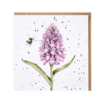 Glückwunschkarte mit weißem Hintergrund, bedruckt mit einer Blumen und einer fliegenden Hummel