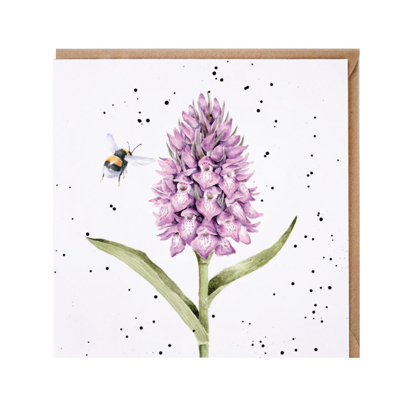Glückwunschkarte mit weißem Hintergrund, bedruckt mit einer Blumen und einer fliegenden Hummel