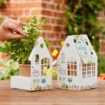 Anzuchtset in Form eines Häuschen, weiß blaues Haus mit bedruckten Blumen
