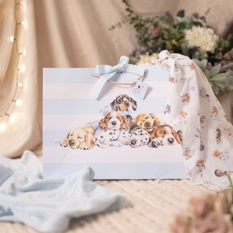 hellblaue Geschenktüte, bedruckt mit Hunden