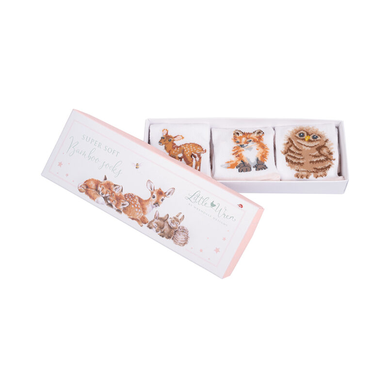 Rosa Babysocken mit Waldtieren und passender Geschenkverpackung