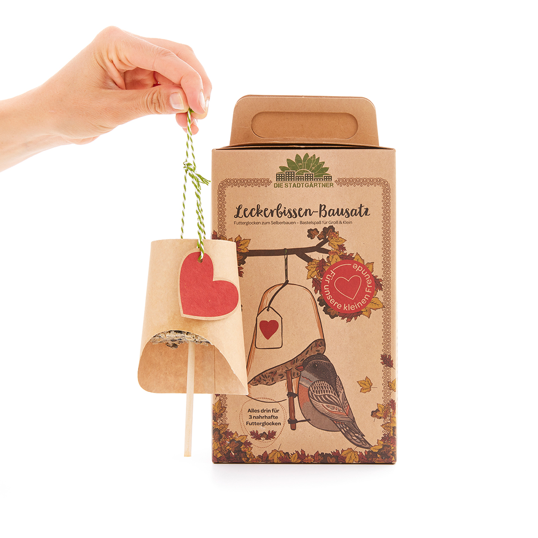 Bausatz für ein Vogelfutter in einer Tüte zum aufhängen