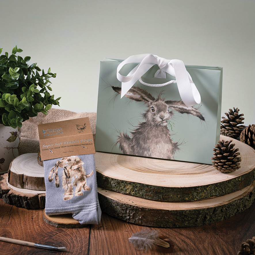 Geschenktüte in grün, bedruckt mit einem Hasen