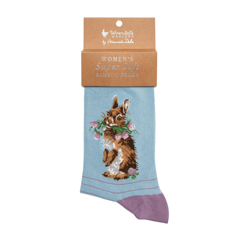 blau/lilafarbene Socken, bestickt mit einem Kaninchen das Blumen im Maul hat