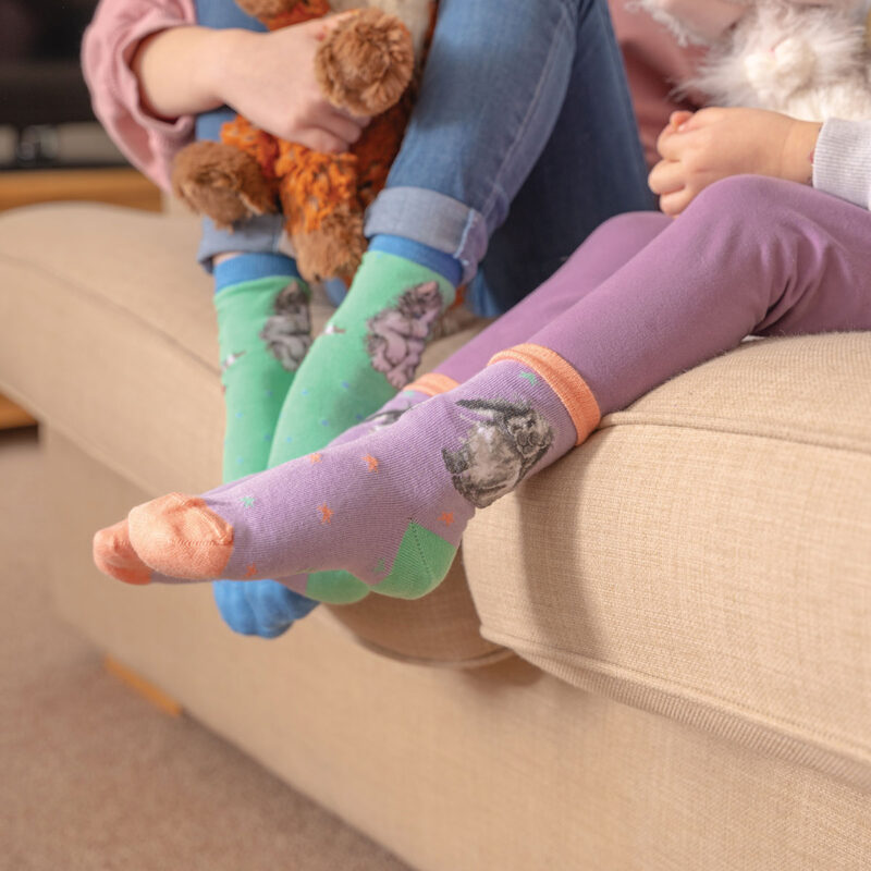 Lila/grünfarbene Socken mit einem Hasen