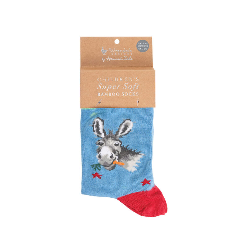 Blaue Kindersocken bestickt mit einem Esel der Blumen im Maul hat