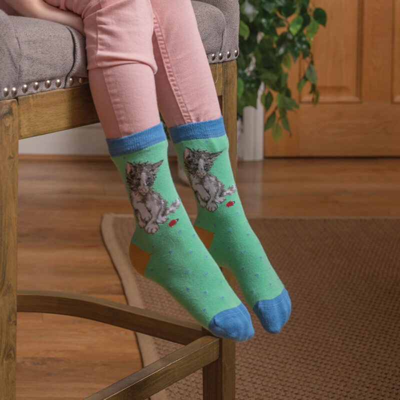 blau/grüne Kindersocken bestickt mit einer Katze