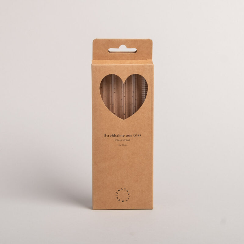 Glasstrohhalme im Punktedesign, verpackt in einer braunen Papierverpackung