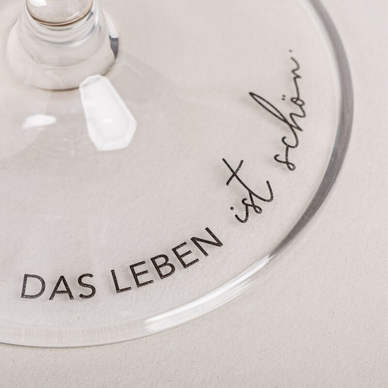 Weinglas mit dem Spruch "Das Leben ist schön"