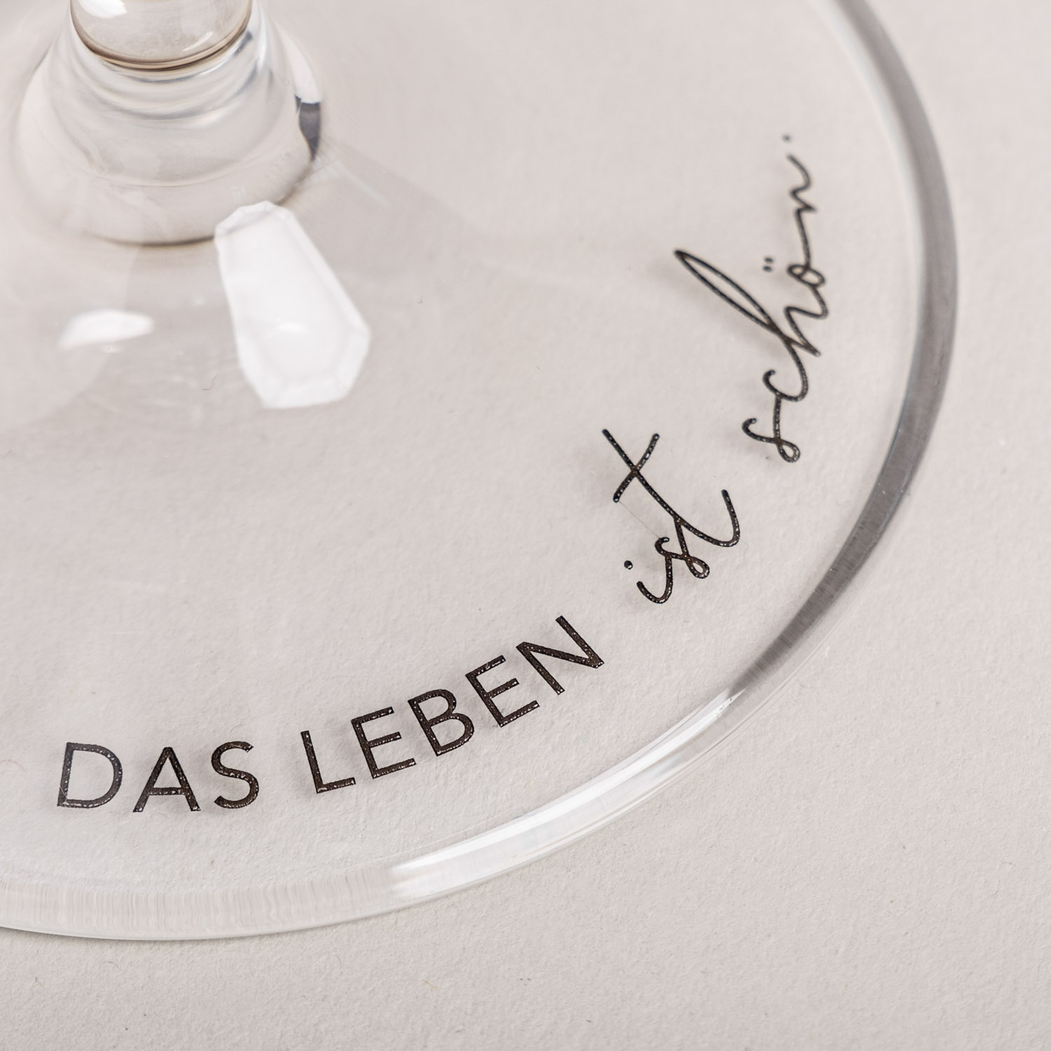 Weinglas mit dem Spruch "Das Leben ist schön"