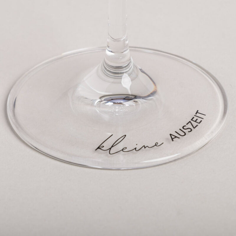 Weinglas mit der Aufschrift "Kleine Auszeit"