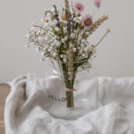 mittlere Vase mit der schwarzen Aufschrift "Hallo"