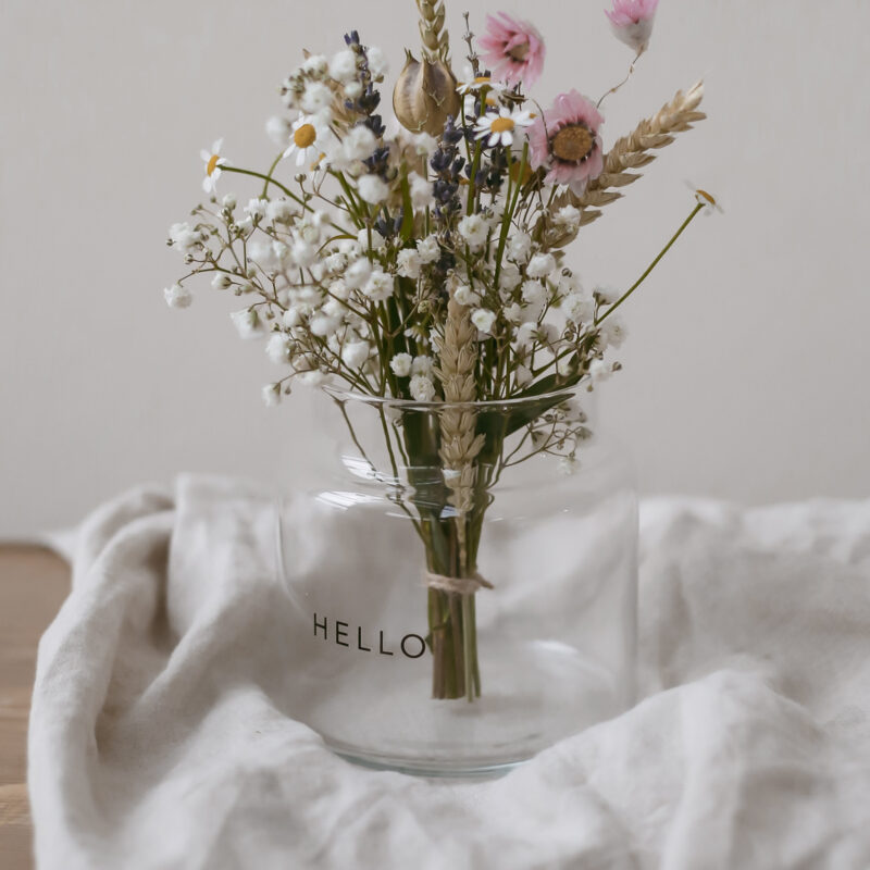 mittlere Vase mit der schwarzen Aufschrift "Hallo"