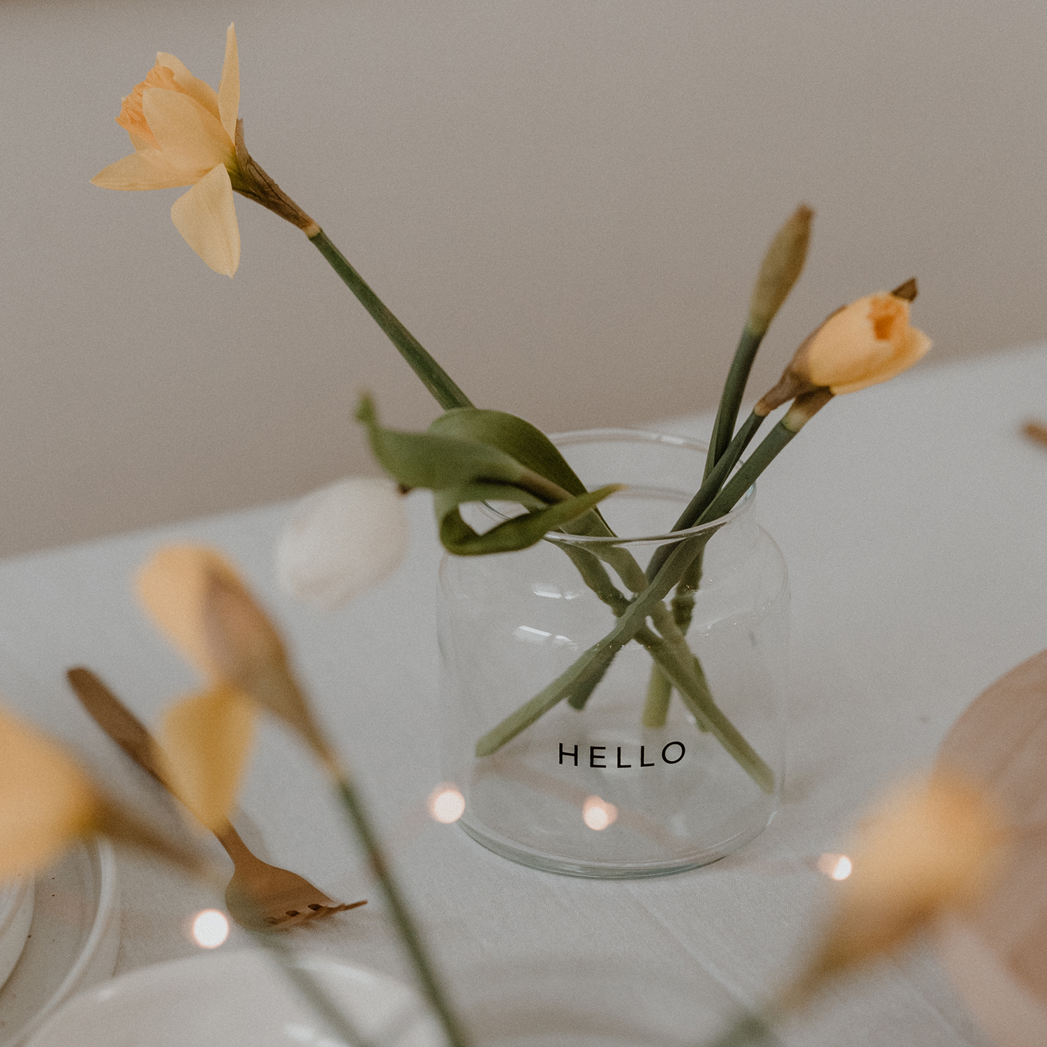 mittlere Vase aus Glas mit der schwarzen Aufschrift "Hallo"
