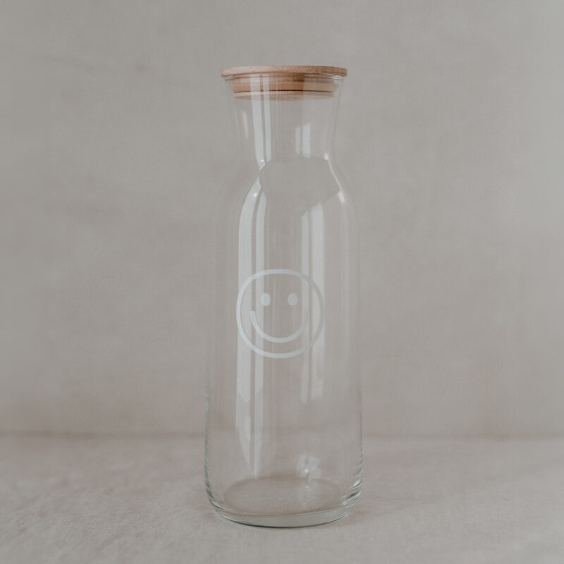 Glaskaraffe mit weißem Smiley