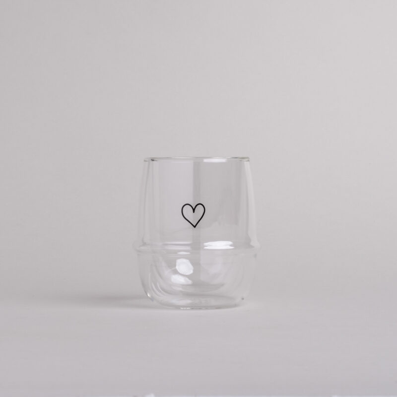 doppelwandiges Cappuccinoglas mit einem schwarzen Herz