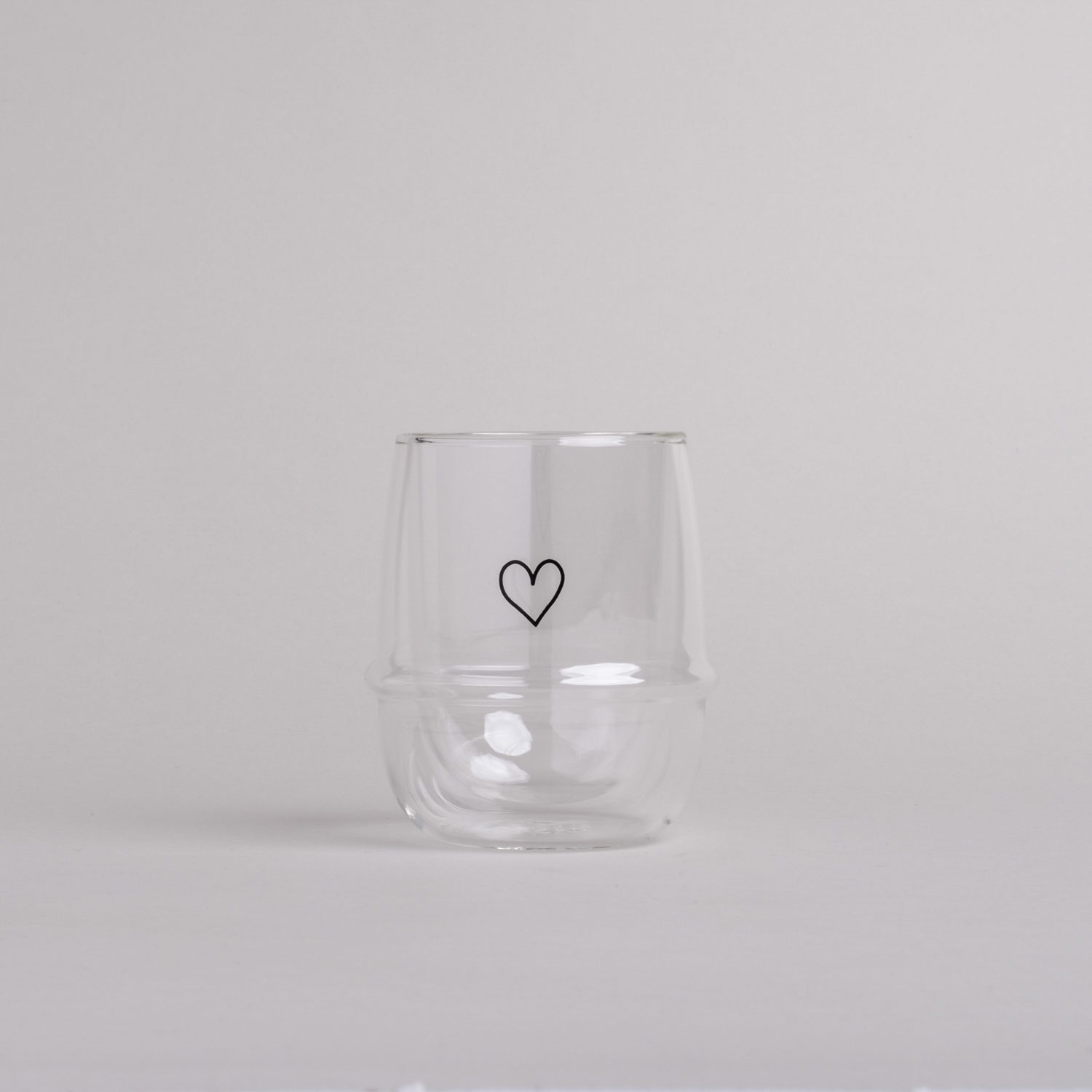 doppelwandiges Cappuccinoglas mit einem schwarzen Herz
