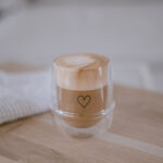 doppelwandiges Cappuccinoglas mit einem schwarzen Herz