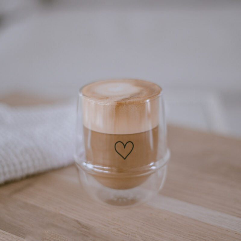 doppelwandiges Cappuccinoglas mit einem schwarzen Herz