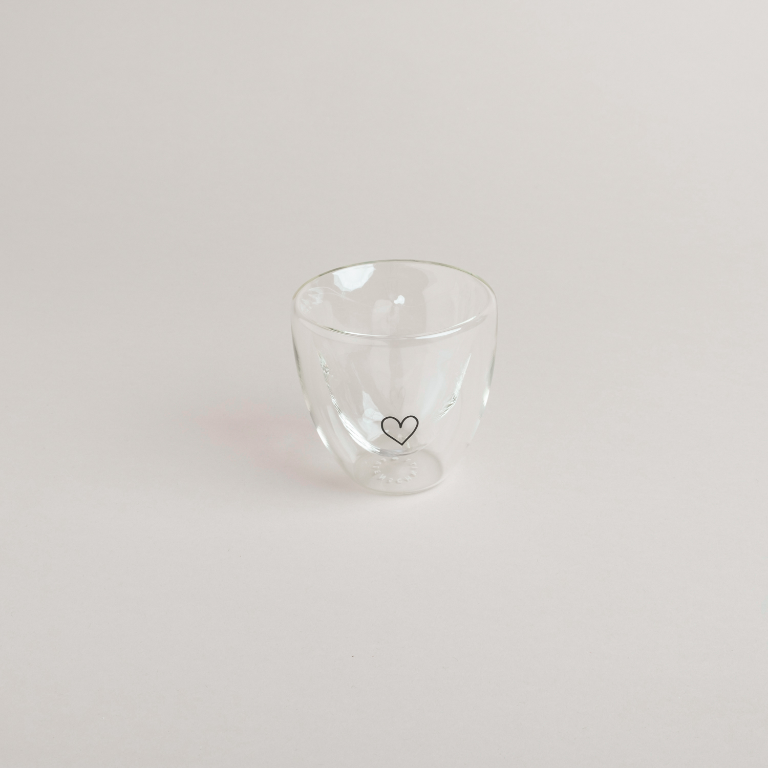 doppelwandiges Herzglas mit eine schwarzen Herzaufdruck