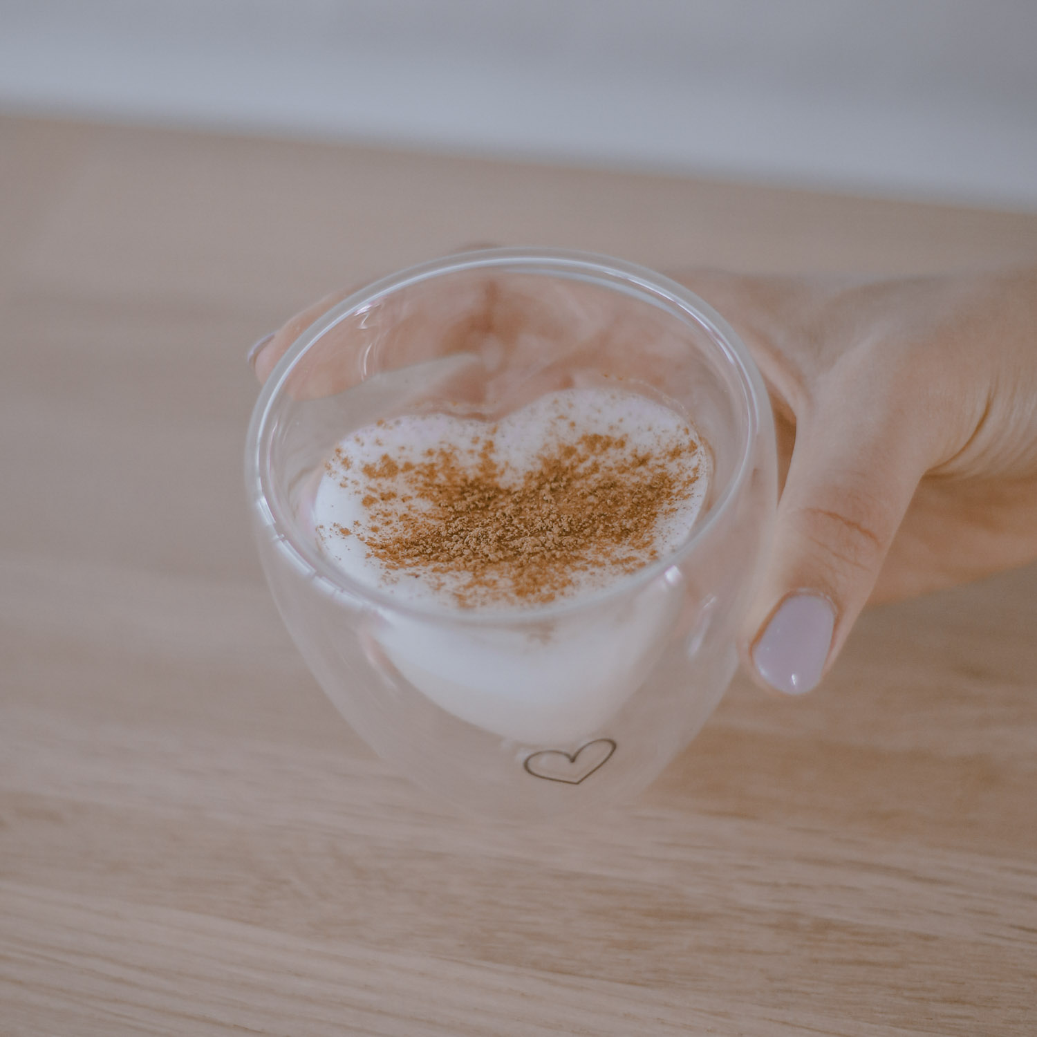 doppelwandiges Herzglas mit eine schwarzen Herzaufdruck