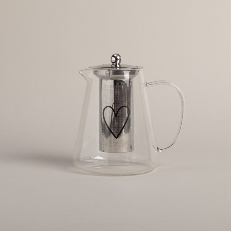 Teekanne aus Glas mit einem schwarzen Herzaufdruck