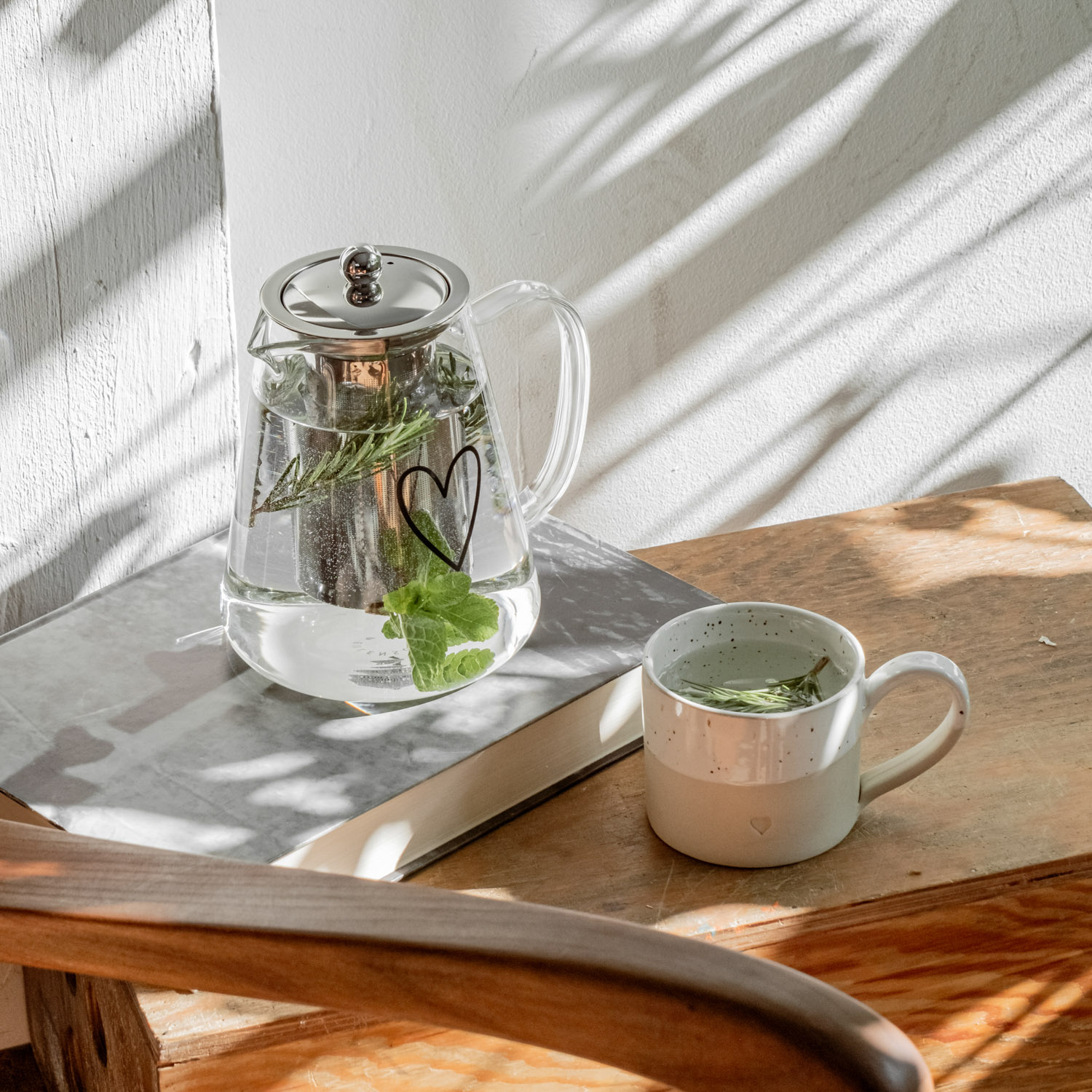 Teekanne aus Glas mit einem schwarzen Herzaufdruck