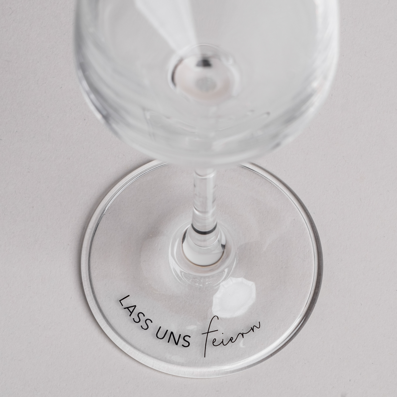Sektglas mit der Aufschrift "Lass uns feiern"