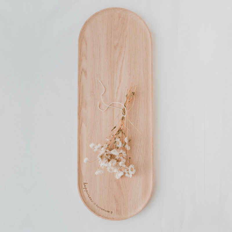 großes Holzbrett mit der Aufschrift "happiness is Homemade"