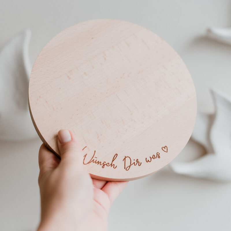 Kuchenständer aus Holz mit der Aufschrift "Wünsch Dir was"