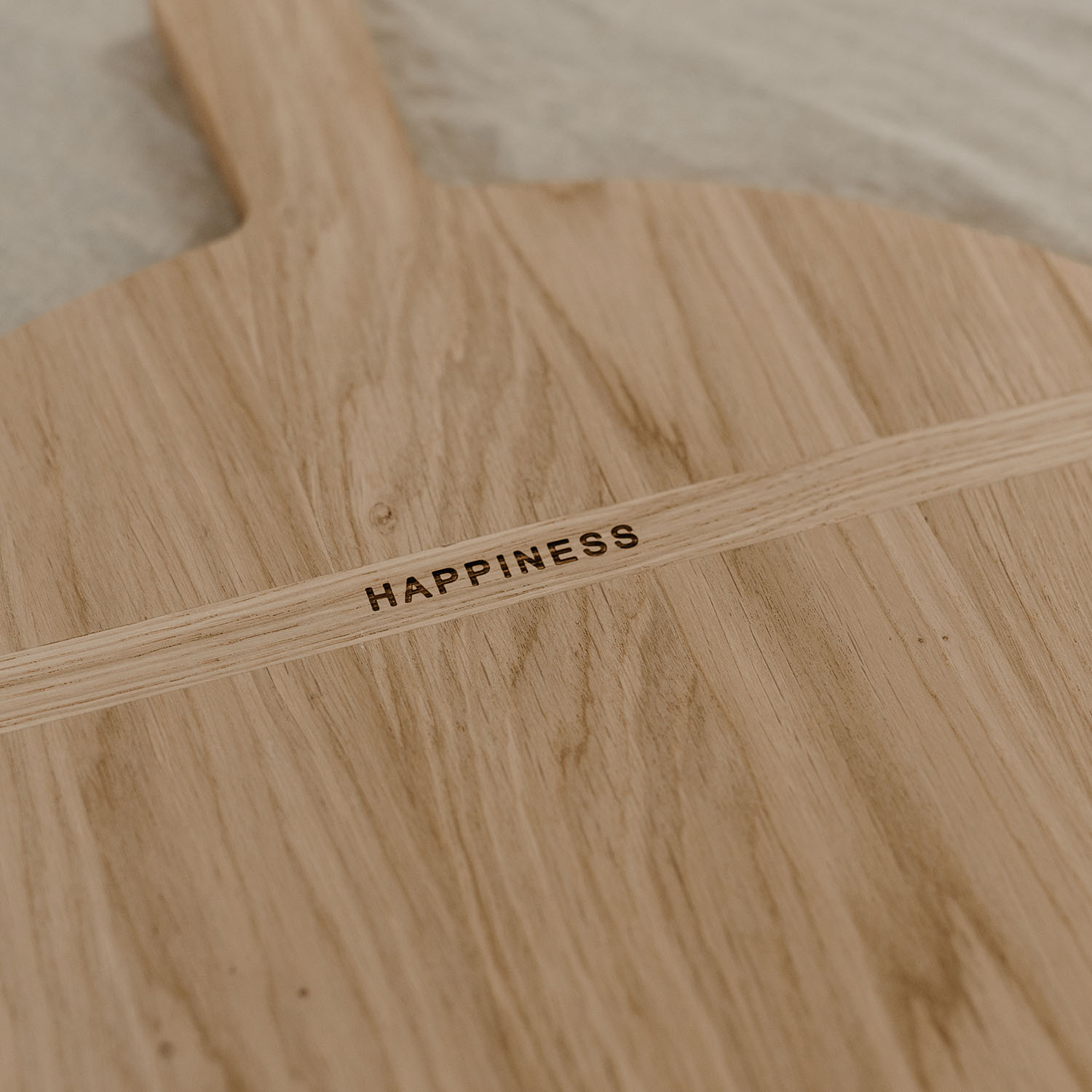rundes Holzbrett/Servierbrett mit der Aufschrift "Happiness"