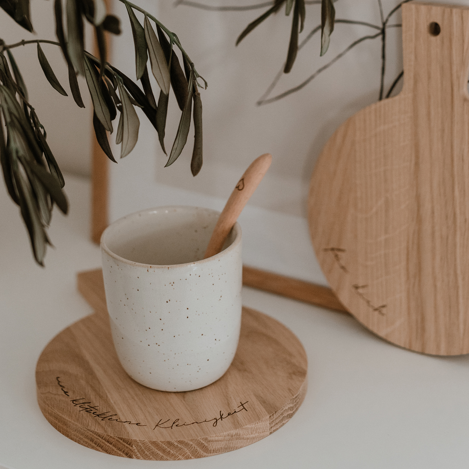 kleine Holzbretter mit der Aufschrift "eine klitzekleine Kleinigkeit" oder "Für dich"