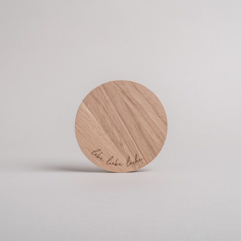 Holzuntersetzte für Tassen oder Gläser mit der Aufschrift "Lebe, Liebe, Lache"