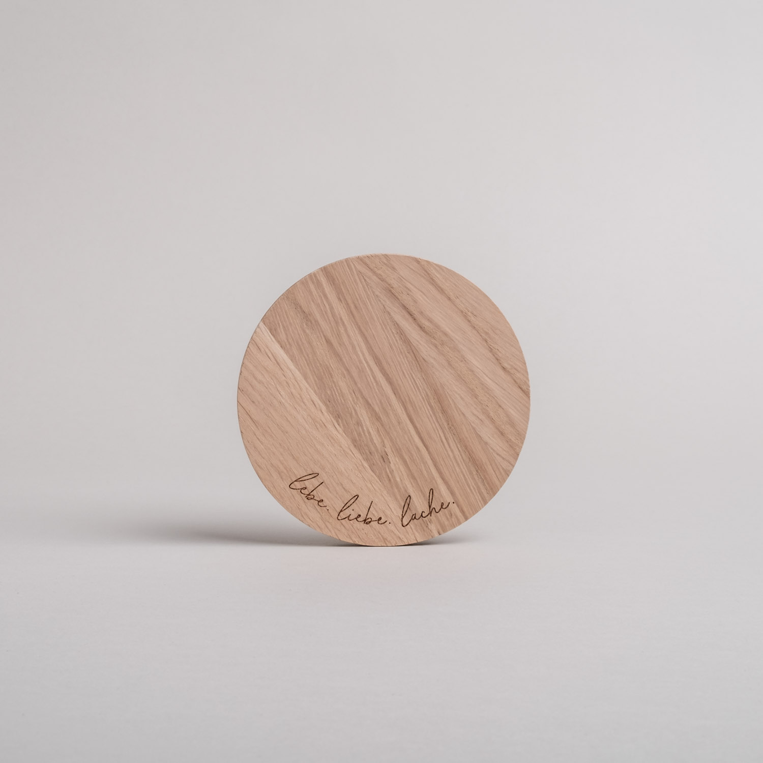 Holzuntersetzte für Tassen oder Gläser mit der Aufschrift "Lebe, Liebe, Lache"