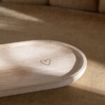 Holztablett aus Eiche mit einem Herzaufdruck