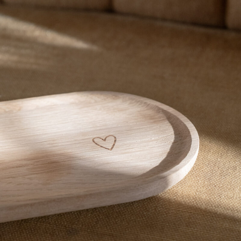 Holztablett aus Eiche mit einem Herzaufdruck