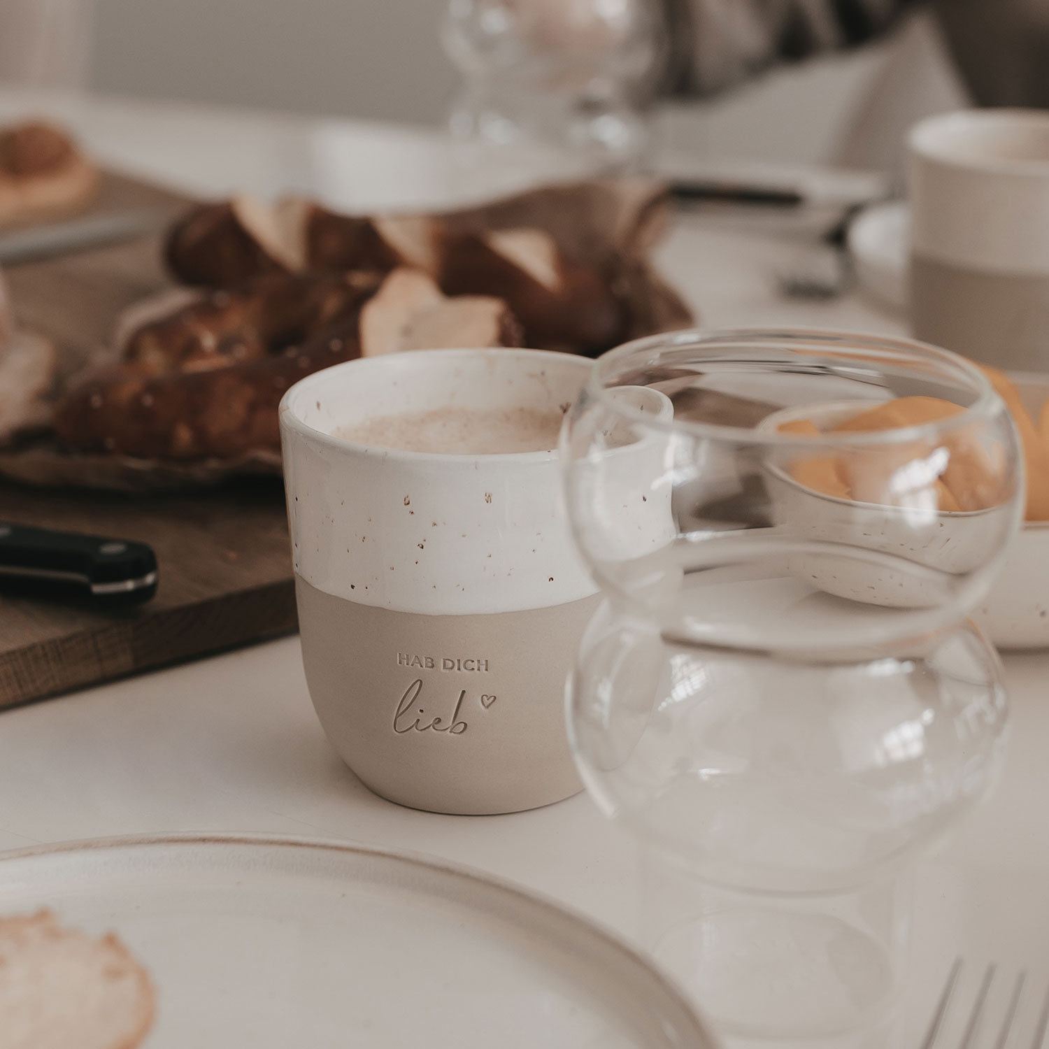 Steingutbecher mit Glasur und der Aufschrift "Hab dich lieb"