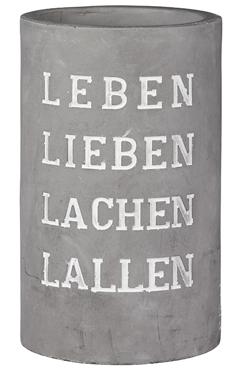 Weinkühler aus Beton mit der Aufschrift Leben, Lieben, Lachen, Lallen