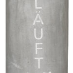 Weinkühler aus Beton mit der Aufschrift Läuft