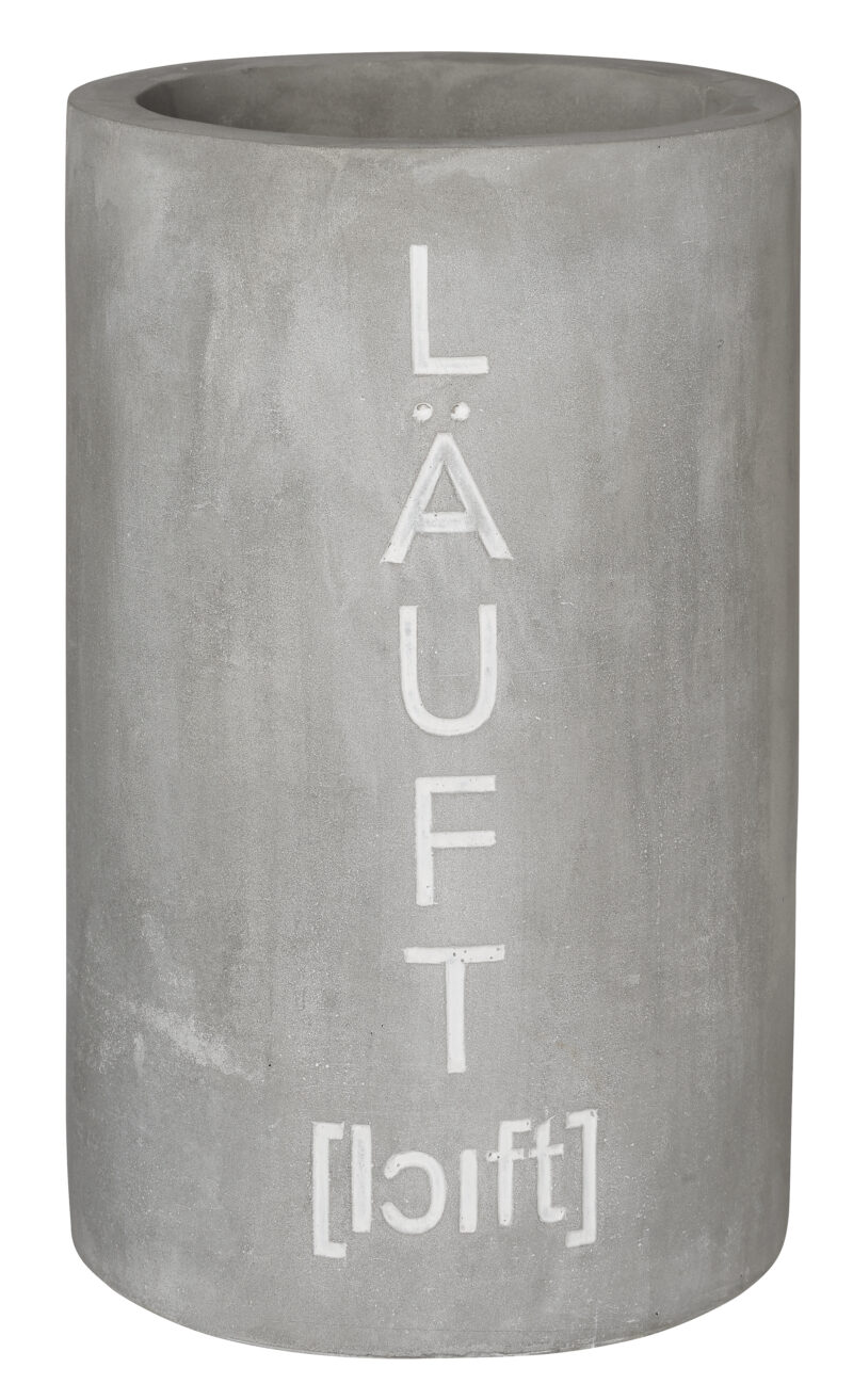 Weinkühler aus Beton mit der Aufschrift Läuft