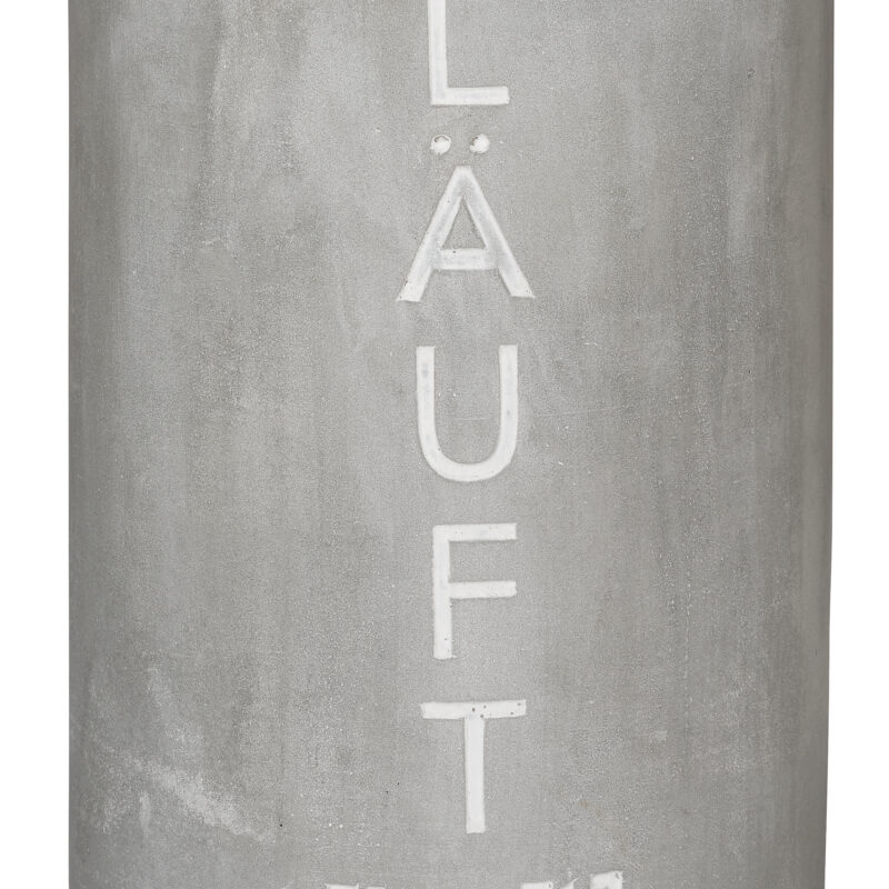 Weinkühler aus Beton mit der Aufschrift Läuft
