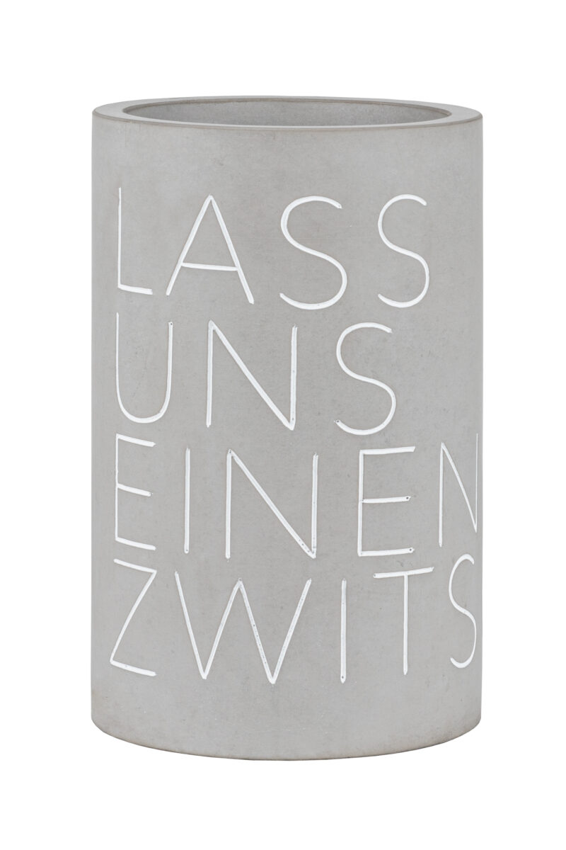 Weinkühler aus Beton mit der Aufschrift Lass uns einen zwitschern