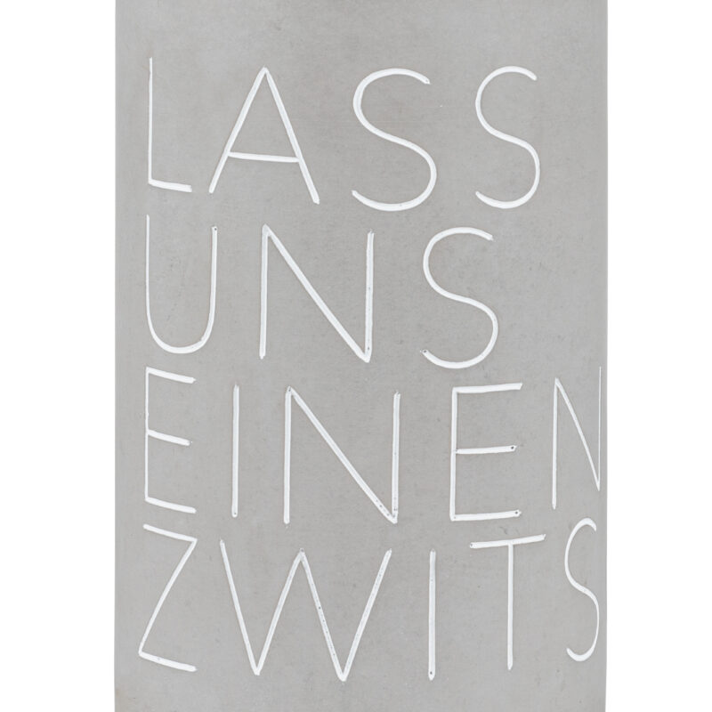 Weinkühler aus Beton mit der Aufschrift Lass uns einen zwitschern