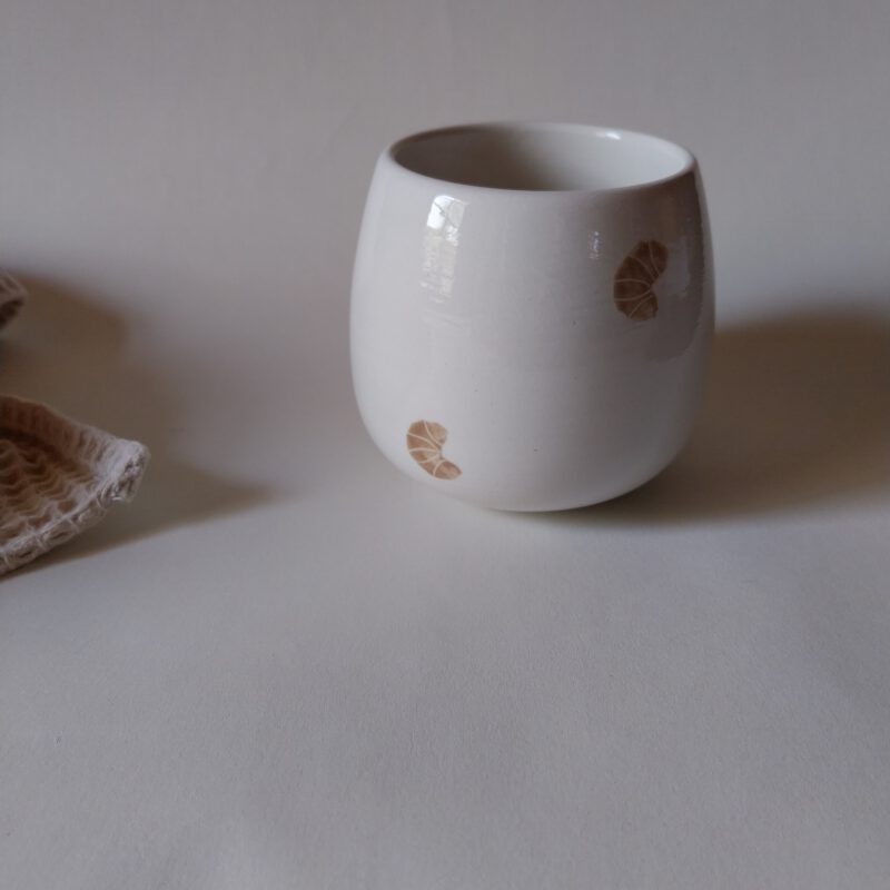 Becher mit mehreren Croisants