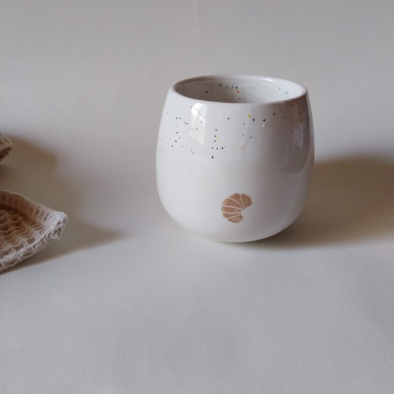 Croissant Becher mit weißer Glasur am oberen Rand