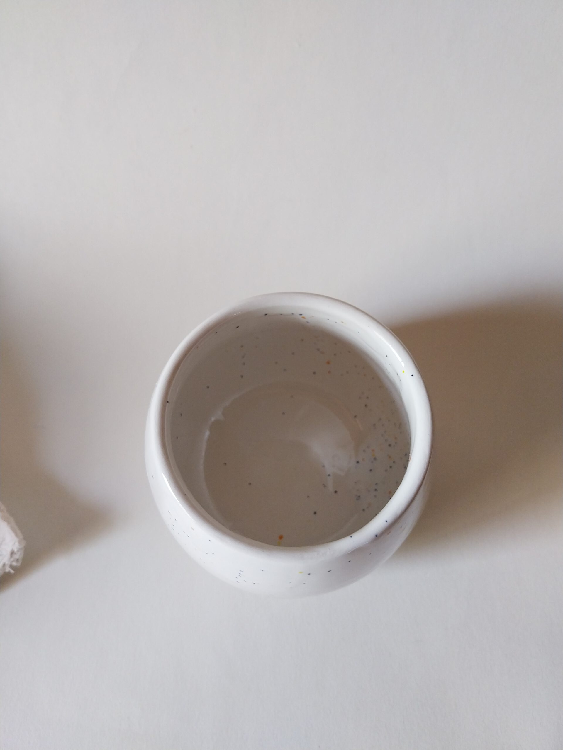 Croissant Becher mit weißer Glasur am oberen Rand
