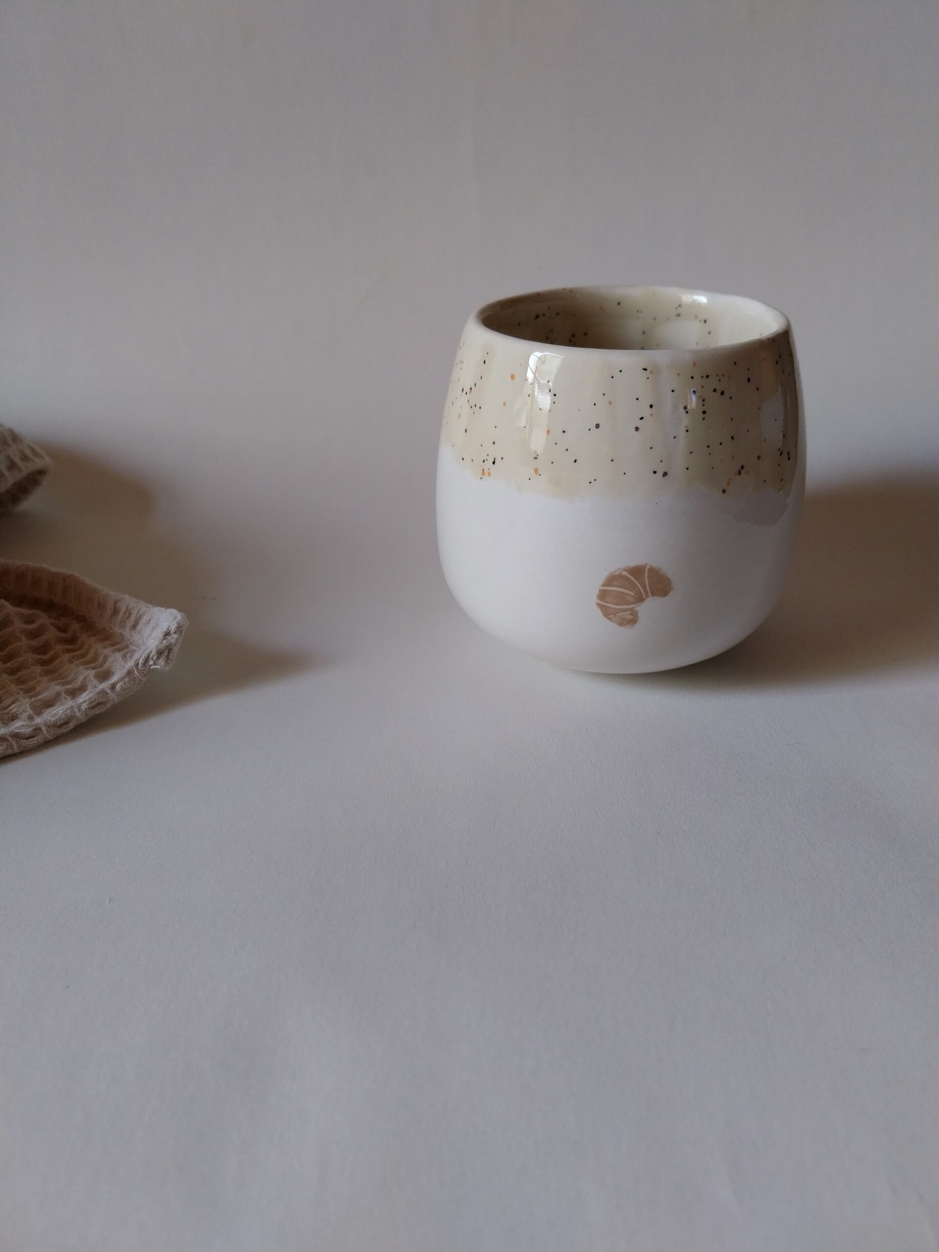 Croissant Becher mit beiger Glasur am oberen Rand