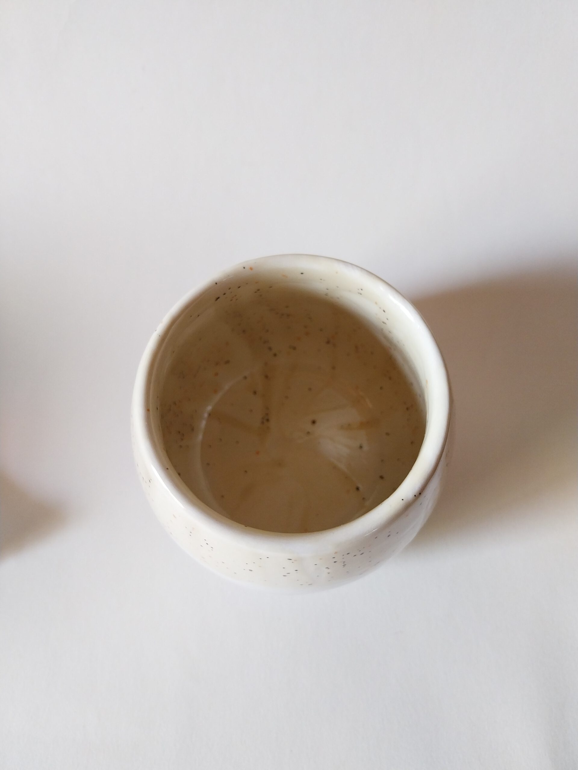 Croissant Becher mit beiger Glasur am oberen Rand