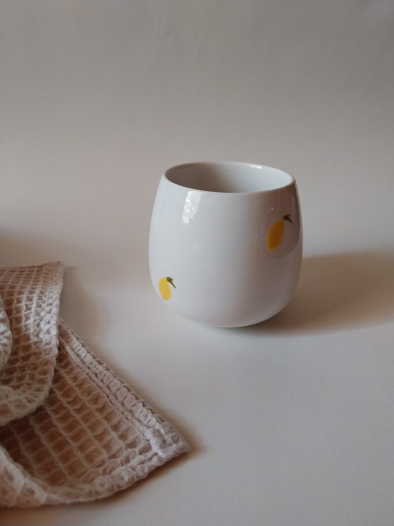 Becher mit Zitronen