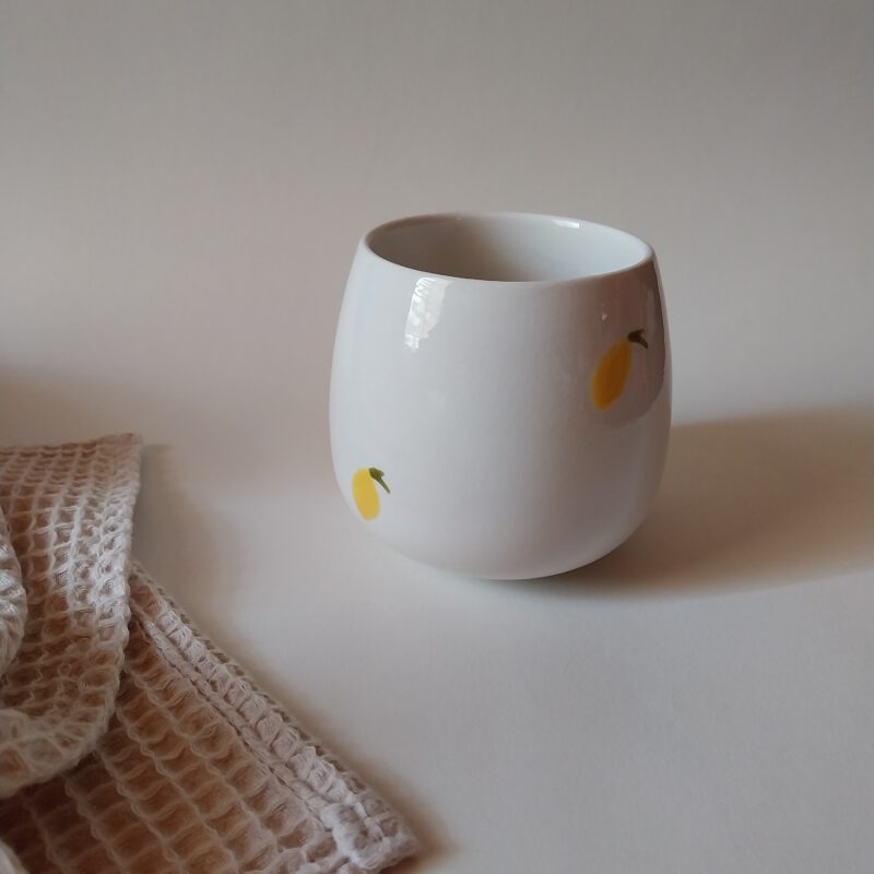 Becher mit Zitronen